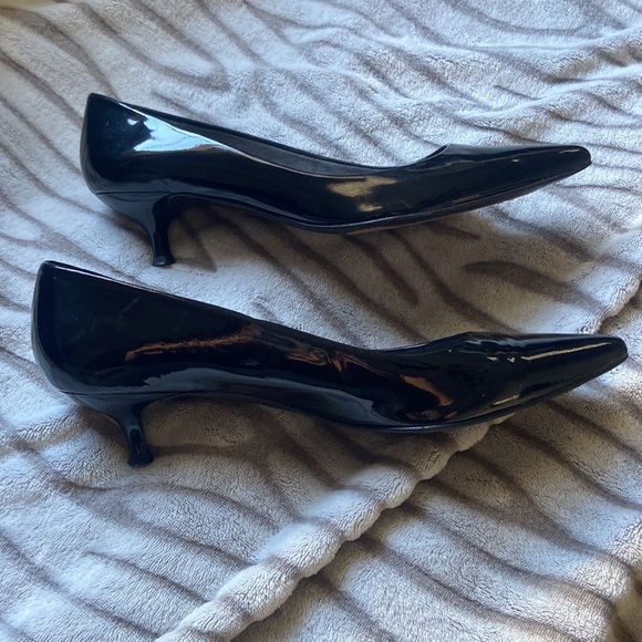 Stuart Weitzman black patent kitten heel - Picture 5 of 9